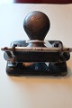 For samlere:
Gammel Hullemaskine
Fra det velkendte Soennecken
D R G M 231
Deutsche Reich Güte Man
Fra ca. 1930
L: 10cm
B: 7,5cm
H: 7cm