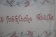 Gammel smuk bordløber, håndbroderet
130cm x 30cm
Skønne farver
Tekst: "Im Hause das Beste sind fröhliche Gäste"
God stand