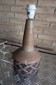 Lampe fra Søholm, Modelnr. 1208-2, Smuk brrun 
keramik med lysere  dekoration i "flet"
H: 38 cm inkl. fatning
Stempel: 1208 - Søholm - Stentøj - Danmark