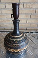 Bordlampe af keramikSjælden lampe af Jette HellerøeH: 20cm uden fatningStempel: Jette Hellerøe