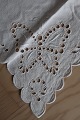 An altes Tischtuch mit Schmetterling-Motiv
Mit Stickerei in Weiss, - handgemacht
Um 52cm x 52cm
In gutem Stande