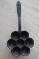 Pfanne mit vielen Vertiefungen zum Backen von Pfannkuchen (="æbleskiver") 
Aus Eisen
Hangemacht
7 Verstiefungen
Lock für das Aufhang
Perfekt beim Feuer, dass macht gute Stimmung, oder zum Aufhang
