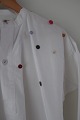 Goldli-Design:
Smuk gammel bluse / tunika med lange ærmer
Up-stylet af Goldli-Design dekoration med knapper
Smuk og spændende unika beklædningAntikt, dansk 
linned og olmerdug er vores speciale, og vi har 
altid et bredt udvalg af viskestykker,