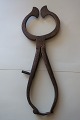 Antik kandistang/sukkertang
Håndsmedet i jern
L: 20cm
Fra ca. 1850