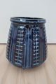 Søholm vase
Smuk vase, som står sikkert på bordet, og er stabil med blomster isat 
Søholm Denmark Stentøj
Design: Einar Johansen
Einar Johansen var ansat på Søholm 1958-1971
Nr.: 3324
Stemplet
Fra 1960